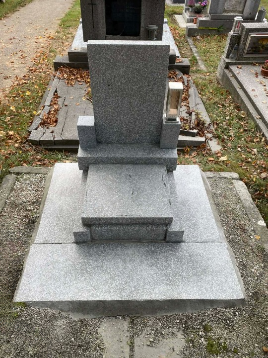 Hrobové místo po úpravě